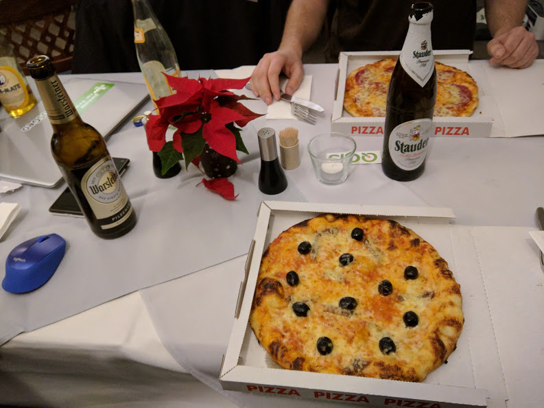 Datei:Fossgis Hacking Event 9 20171208 Pizza Freitag.jpg