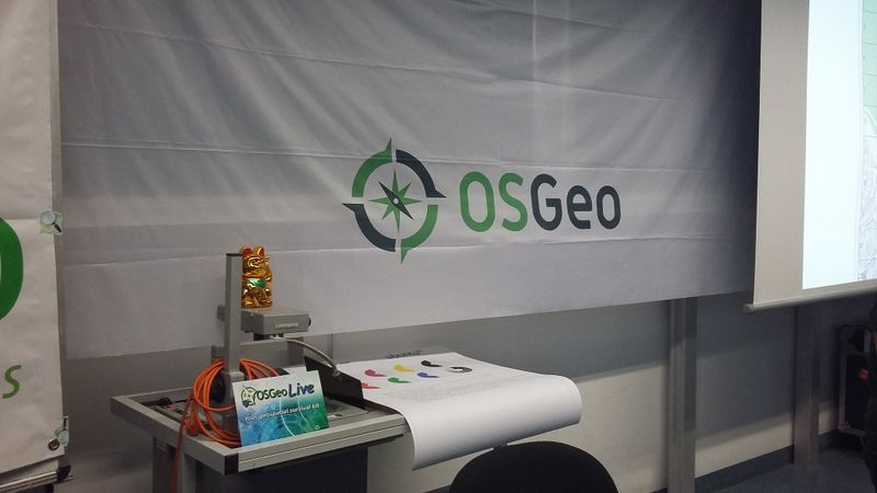 Datei:Froscon12-19-2082017-sankt-augustin-osgeo--osm-sunkonferenz cat osgeo.jpg