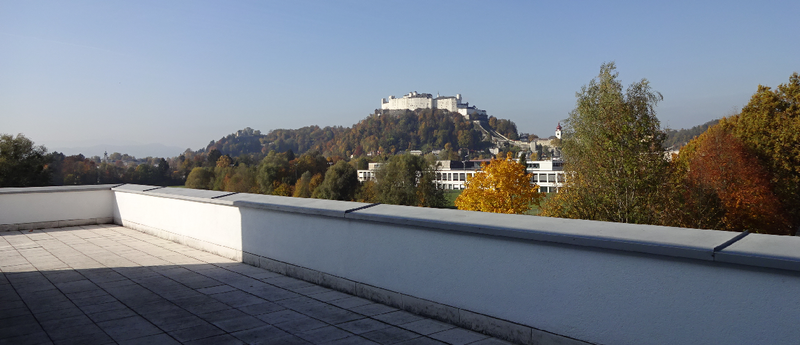 Datei:Uni Salzburg FOSSGIS-Konferenz-2016 lokal Blick zum Mönchsberg.png