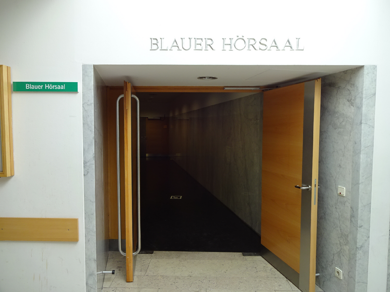 Datei:Uni Salzburg FOSSGIS-Konferenz-2016 Räume Hörsaal Blauer-HS-Eingang.png