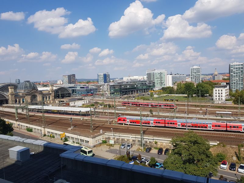 Datei:Zentralgebaude Blick City HTWDD.jpg