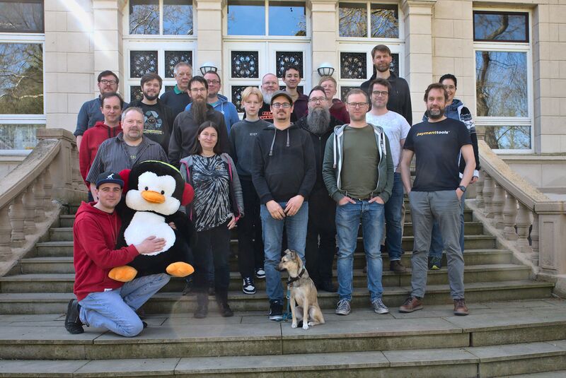 Datei:2023-04-Linuxhotel FOSSGIS Arbeitstreffen Gruppenfoto.jpg