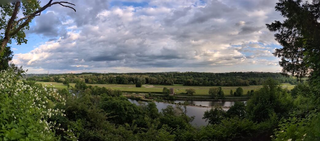Frühlingshafter Panoramablick auf die Ruhr hinter dem Linuxhotel
