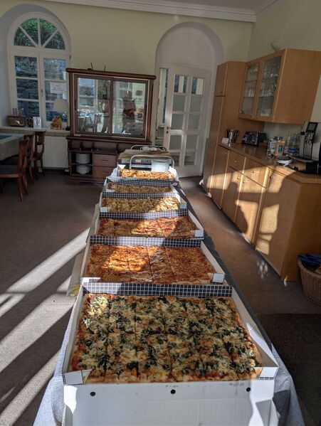 Datei:Communitytreffen 25 Pizza.jpg