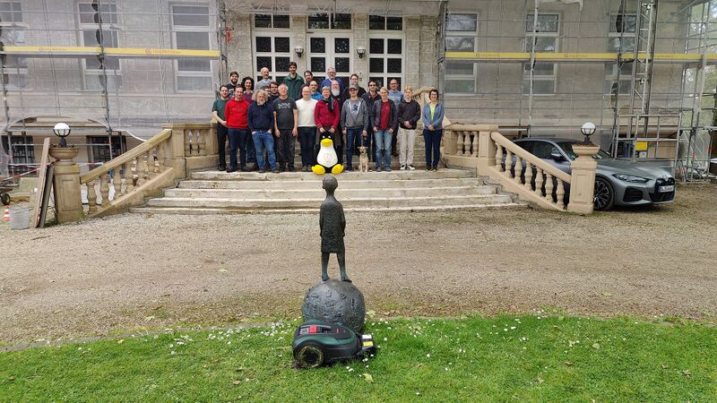 Datei:Linuxhotel Mai2024 Gruppenfoto kleinerPrinz.jpg
