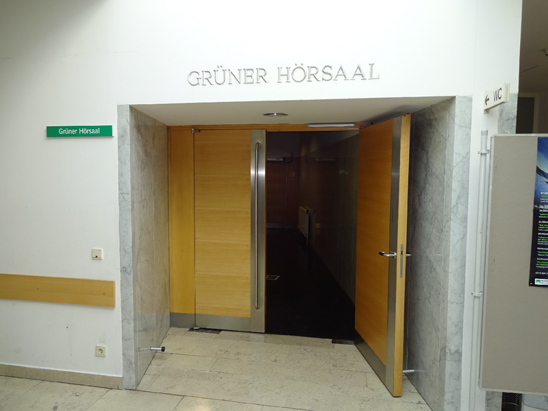 Datei:Uni Salzburg FOSSGIS-Konferenz-2016 Räume Hörsaal Grüner-HS-Eingang .png