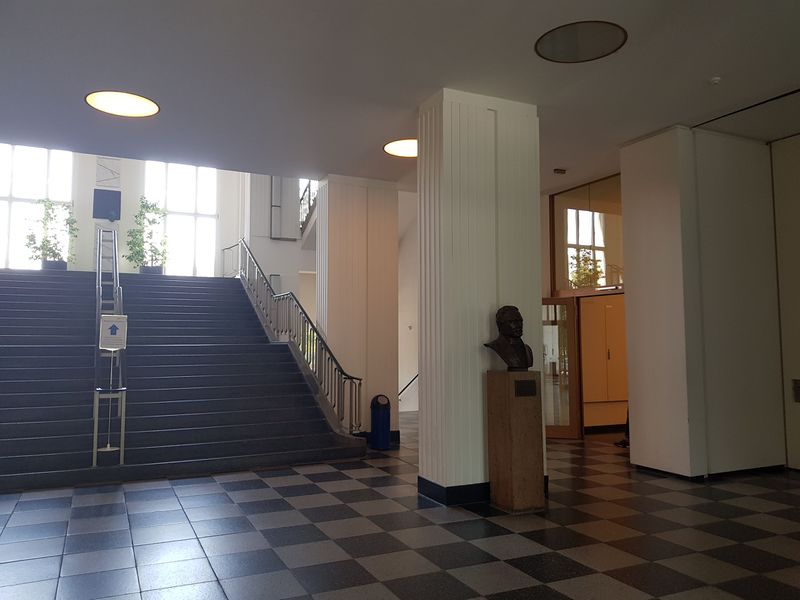 Datei:Zentralgebaeude Foyer HTWDD.jpg