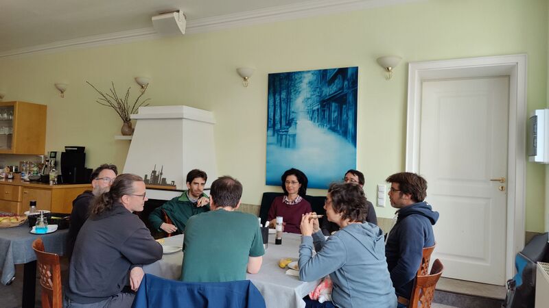 Datei:Linuxhotel Mai2024 Arbeitsrunde 01.jpg