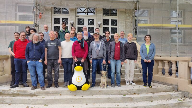 Datei:Linuxhotel Mai2024 Gruppenfoto.jpg