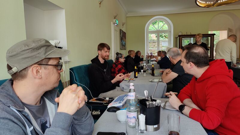 Datei:Linuxhotel Mai2024 Kaminzimmer.jpg