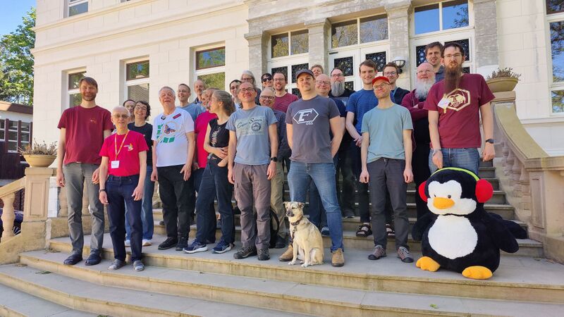 Datei:Communitytreffen 25 Gruppenfoto.jpg