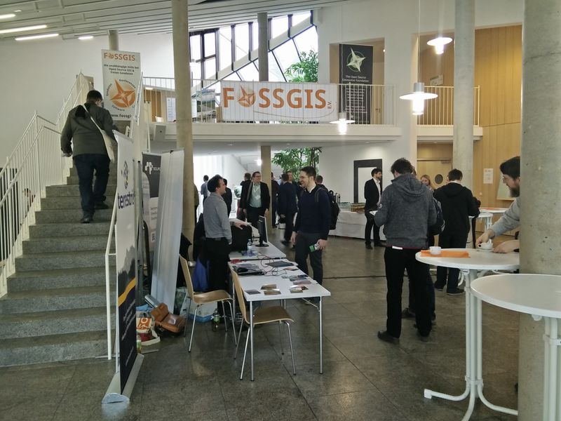 Datei:FOSSGIS2017 Foyer.jpg