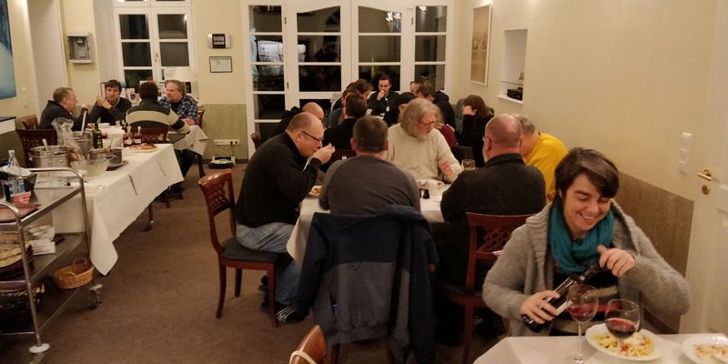 Datei:FOSSGIS-Hack-Nov2018 Abendessen.jpg