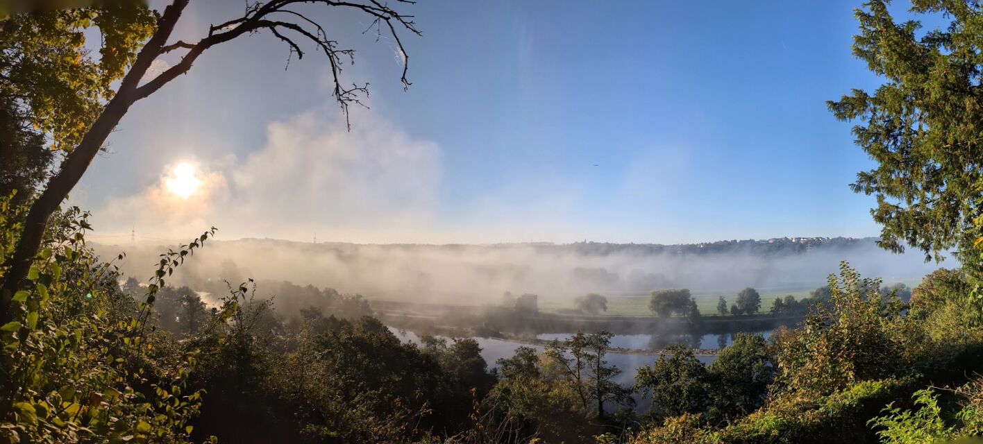 Frühherbstlicher Panoramablick auf die Ruhr hinter dem Linuxhotel