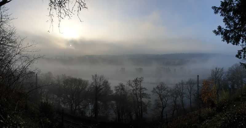 Nebelschwadenverhangener Panoramablick auf die Ruhr vom Strandkorb hinter dem Hotel