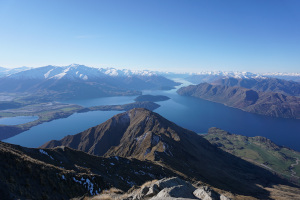 Aussicht vom Gipfel des Roys Peak (auf der Südinsel in der Nähe von Wanaka) in über 1.500 m Höhe