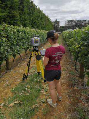 Bild würde das Scannen des Weinguts mit einem Trimble SX10 zur Anfertigung eines 3D-Modells zeigen